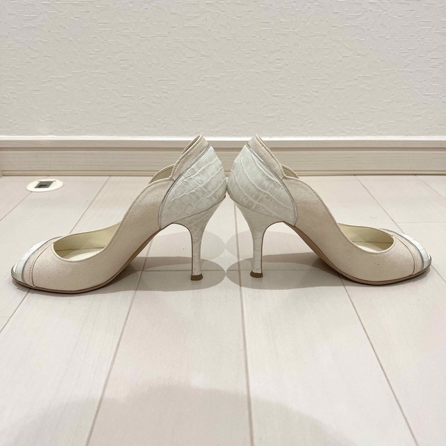 DIANA(ダイアナ)のダイアナ パンプス クロコ型押し　ホワイト　ラメ　アイボリー　23.5cm 美品 レディースの靴/シューズ(ハイヒール/パンプス)の商品写真