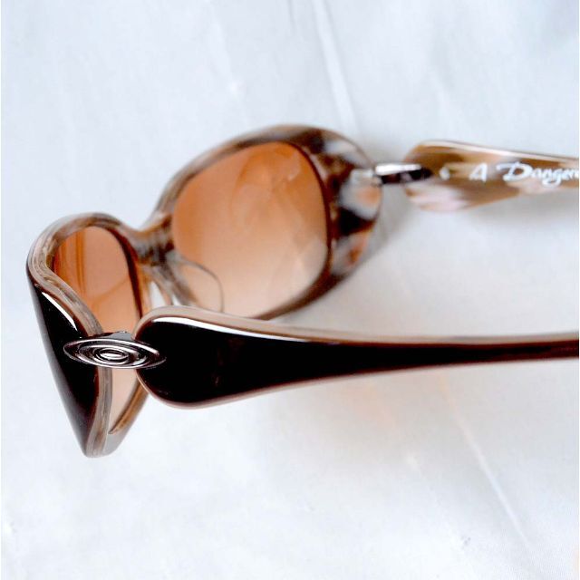 Oakley(オークリー)のオークリー デンジャラス 女性用サングラス レディースのファッション小物(サングラス/メガネ)の商品写真