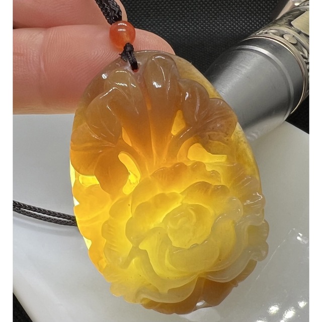 高品質天然和田玉黄色翡翠の牡丹の花リアル彫刻ペンダントAB702