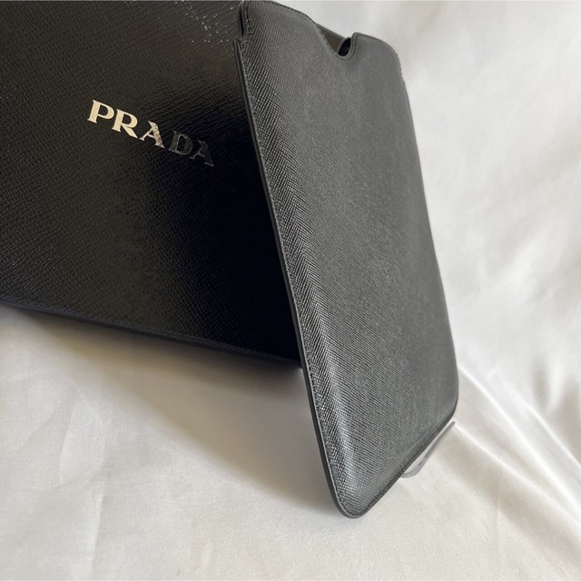 PRADA(プラダ)の【レア】プラダ　iPad mini ケース　PRADA ブラック　サフィアーノ スマホ/家電/カメラのPC/タブレット(タブレット)の商品写真