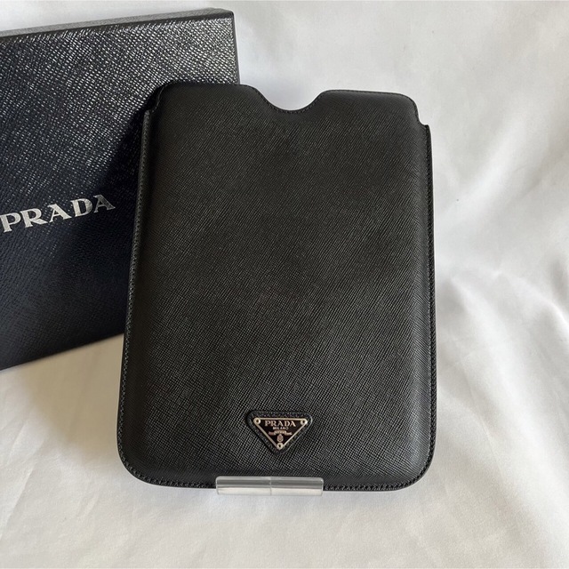 PRADA(プラダ)の【レア】プラダ　iPad mini ケース　PRADA ブラック　サフィアーノ スマホ/家電/カメラのPC/タブレット(タブレット)の商品写真