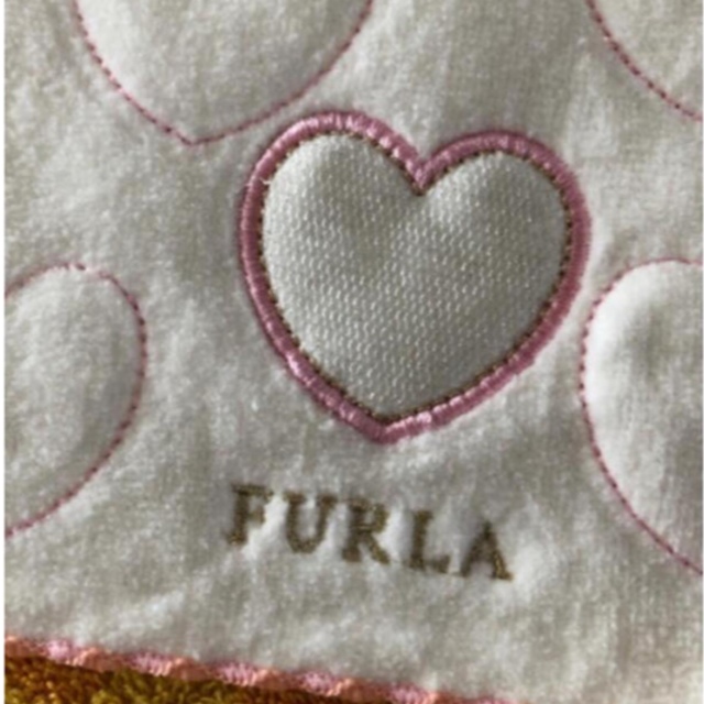 Furla(フルラ)のフルラタオルハンカチwハート刺繍ロゴゴールド レディースのファッション小物(ハンカチ)の商品写真