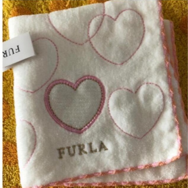 Furla(フルラ)のフルラタオルハンカチwハート刺繍ロゴゴールド レディースのファッション小物(ハンカチ)の商品写真