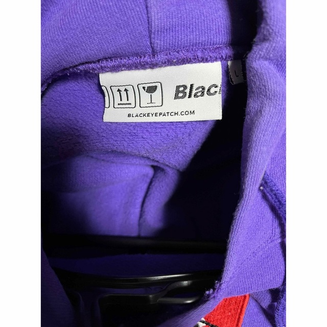 　black eye patch プルオーバーパーカー　取扱注意　刺繍ロゴ　紫 メンズのトップス(パーカー)の商品写真