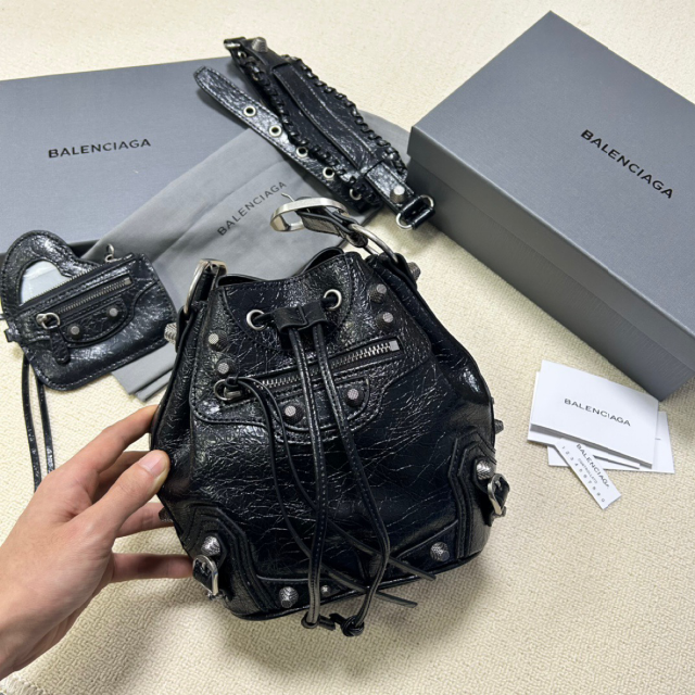 即納!最大半額! Balenciaga バレンシアガ バケットバッグ