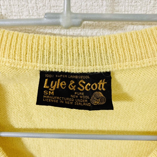 LYLE&SCOTT(ライルアンドスコット)のLyle&Scott　メンズ　ウール　Vネックセーター　黄色 メンズのトップス(ニット/セーター)の商品写真