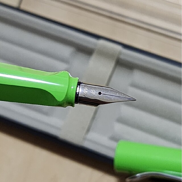 LAMY(ラミー)のLAMY Safari 万年筆 グリーン 極細字(EF) インテリア/住まい/日用品の文房具(その他)の商品写真