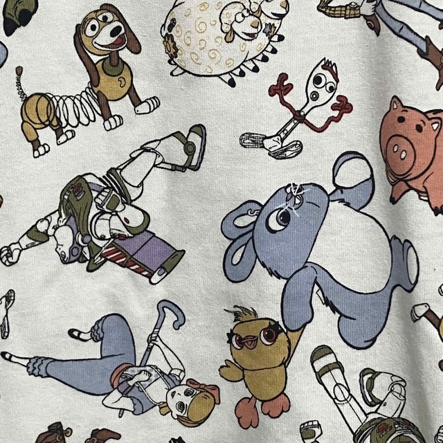 Disney(ディズニー)の【新品】 ディズニー　トイストーリー　半袖　tシャツ   M  総柄　白 レディースのトップス(Tシャツ(半袖/袖なし))の商品写真