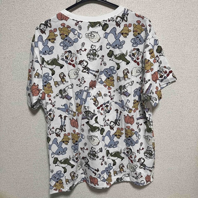 Disney(ディズニー)の【新品】 ディズニー　トイストーリー　半袖　tシャツ   M  総柄　白 レディースのトップス(Tシャツ(半袖/袖なし))の商品写真