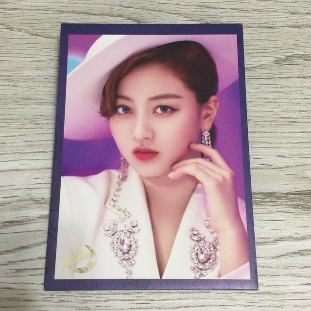 TWICE(トゥワイス)のtwice ジヒョ breakthrough ラントレ jihyo ブレスル エンタメ/ホビーのタレントグッズ(アイドルグッズ)の商品写真