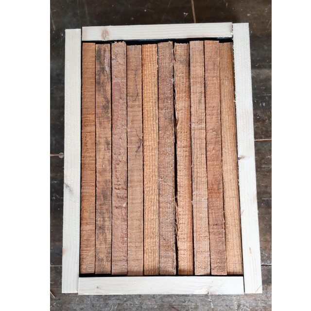薪　焚き付け用の細い角材　長さ27~28cm スポーツ/アウトドアのアウトドア(ストーブ/コンロ)の商品写真
