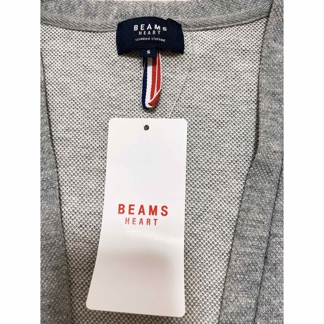 BEAMS(ビームス)の『新品未使用』定価6000円BEAMS HEARTカーディガン メンズのトップス(カーディガン)の商品写真