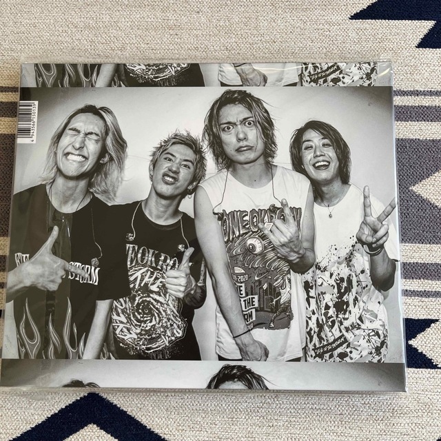 ONE OK ROCK アルバム➕写真集 エンタメ/ホビーのCD(ポップス/ロック(邦楽))の商品写真