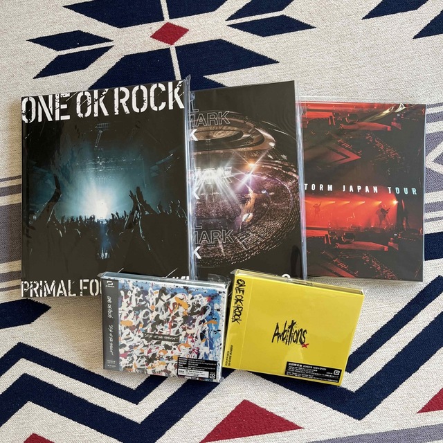 ONE OK ROCK アルバム➕写真集 エンタメ/ホビーのCD(ポップス/ロック(邦楽))の商品写真