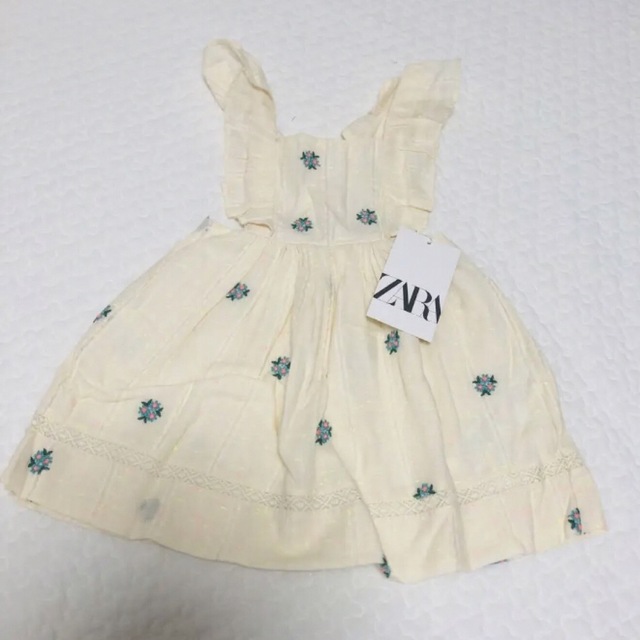 ZARA KIDS(ザラキッズ)の新品　ZARA  ジャンパースカート　92cm 花柄　刺繍　双子 キッズ/ベビー/マタニティのキッズ服女の子用(90cm~)(ワンピース)の商品写真