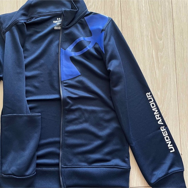 UNDER ARMOUR(アンダーアーマー)の新品 アンダーアーマー トラックジャケット ジャージ YXS NV キッズ/ベビー/マタニティのキッズ服男の子用(90cm~)(ジャケット/上着)の商品写真