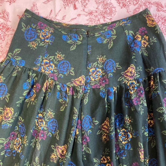 ROSE BUD(ローズバッド)の【ROSEBUD】花柄ロングフレアスカート　緑 レディースのスカート(ロングスカート)の商品写真