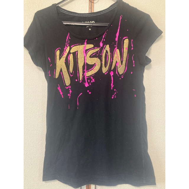 KITSON(キットソン)の古着　キットソン　KITSON Tシャツ　ブラック レディースのトップス(Tシャツ(半袖/袖なし))の商品写真