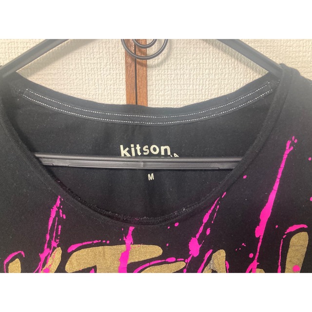 KITSON(キットソン)の古着　キットソン　KITSON Tシャツ　ブラック レディースのトップス(Tシャツ(半袖/袖なし))の商品写真