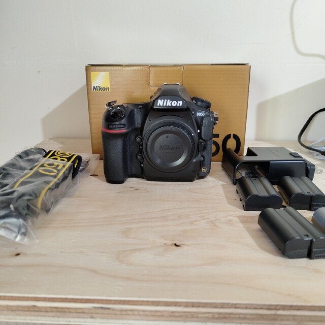 Nikon(ニコン)のNikon D850 バッテリー４本 スマホ/家電/カメラのカメラ(デジタル一眼)の商品写真