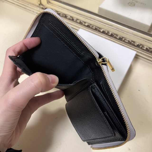 VIOLAd'ORO(ヴィオラドーロ)のヴィオラドーロ　コンパクト財布　シルバークロコ　二つ折り レディースのファッション小物(財布)の商品写真