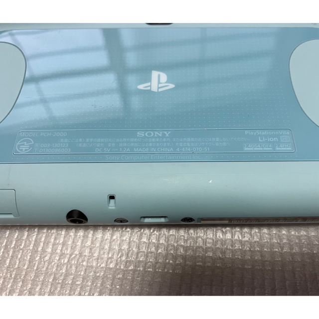 PlayStation Vita(プレイステーションヴィータ)のPS VITA PCH-2000 ライトブルー/ホワイト 本体 メモリーカード付 エンタメ/ホビーのゲームソフト/ゲーム機本体(携帯用ゲーム機本体)の商品写真