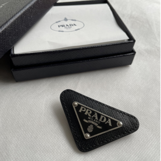 未使用 PRADA プラダ ブローチ 三角プレート