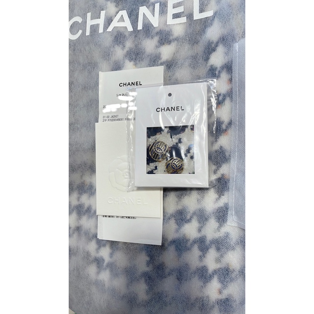 CHANEL(シャネル)のシャネル　CHANEL 21P  新作ツイード　ジャケット　ココマーク新品未使用 レディースのジャケット/アウター(ノーカラージャケット)の商品写真