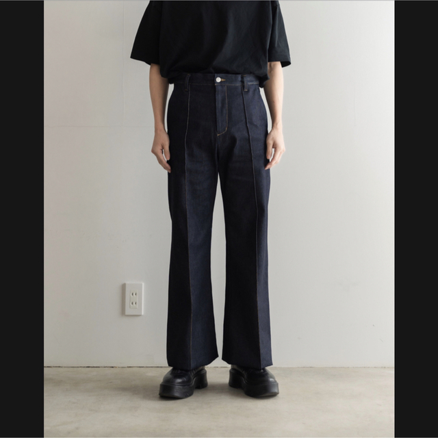 PINTUCK FLARED RAW DENIM PANTS メンズのパンツ(デニム/ジーンズ)の商品写真