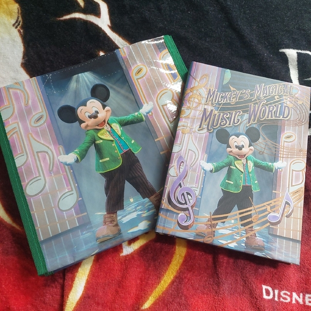 Disney(ディズニー)のMickey's Magical Music Worldの写真集とバッグ エンタメ/ホビーの本(アート/エンタメ)の商品写真