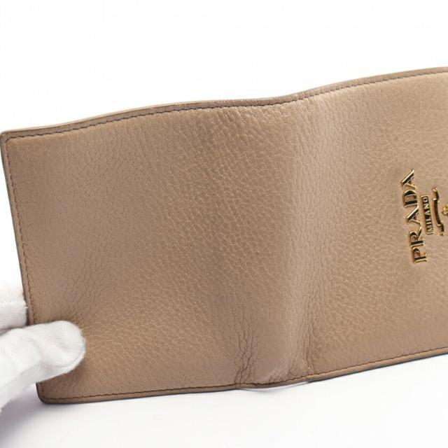 PRADA(プラダ)の 二つ折り財布 レザー ベージュ ロゴ金具 レディースのファッション小物(財布)の商品写真