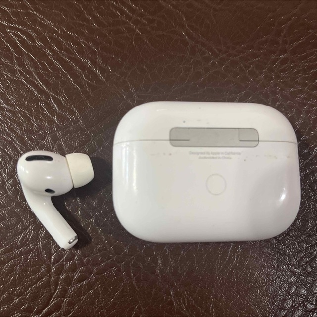 Apple(アップル)のairpods pro 片耳　充電機 スマホ/家電/カメラのオーディオ機器(ヘッドフォン/イヤフォン)の商品写真