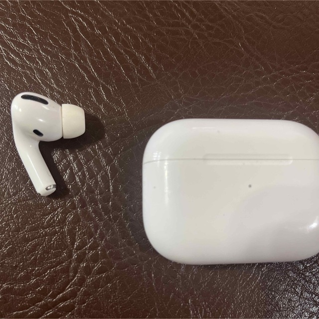 Apple(アップル)のairpods pro 片耳　充電機 スマホ/家電/カメラのオーディオ機器(ヘッドフォン/イヤフォン)の商品写真