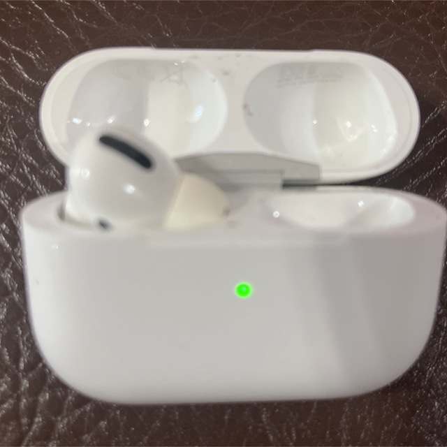 Apple(アップル)のairpods pro 片耳　充電機 スマホ/家電/カメラのオーディオ機器(ヘッドフォン/イヤフォン)の商品写真