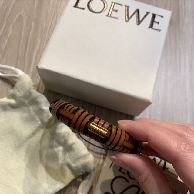 LOEWE(ロエベ)のロエベ　ウーブンバングル　ブラウンMサイズ レディースのアクセサリー(ブレスレット/バングル)の商品写真