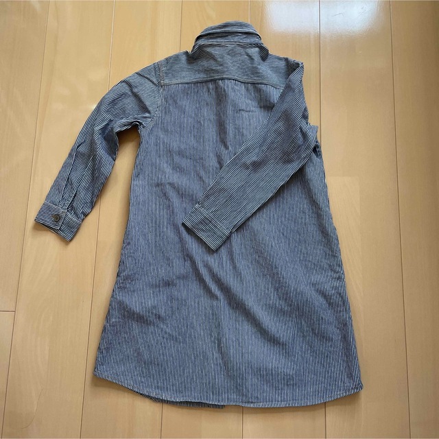 GU(ジーユー)のGU デニムシャツワンピース サイズ130 キッズ/ベビー/マタニティのキッズ服女の子用(90cm~)(ワンピース)の商品写真