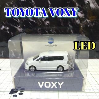 トヨタ(トヨタ)のTOYOTA VOXY LED カーキーホルダー 非売品 ホワイトパールクリ(ミニカー)