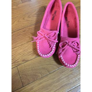 ミネトンカ(Minnetonka)のMINNETONKA モカシン ピンク💗 新品未使用 23.5cm程度(スリッポン/モカシン)