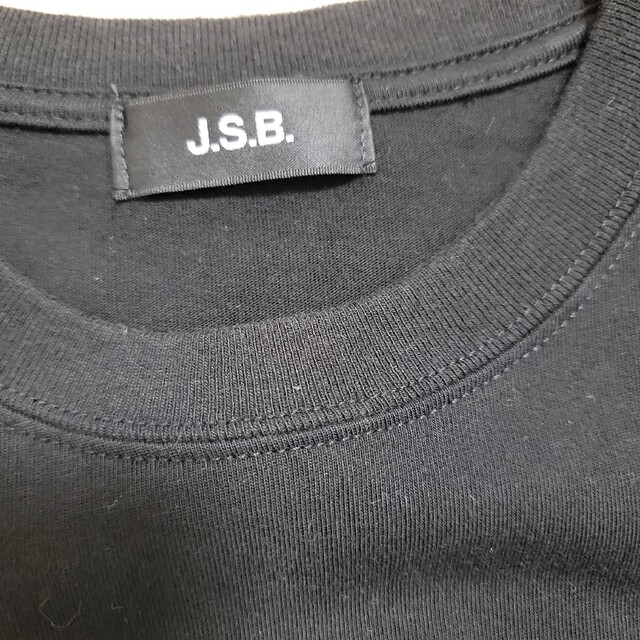 三代目 J Soul Brothers(サンダイメジェイソウルブラザーズ)の三代目J Soul Brothers　J.S.B　半袖Tシャツ　M　BLACK エンタメ/ホビーのタレントグッズ(ミュージシャン)の商品写真