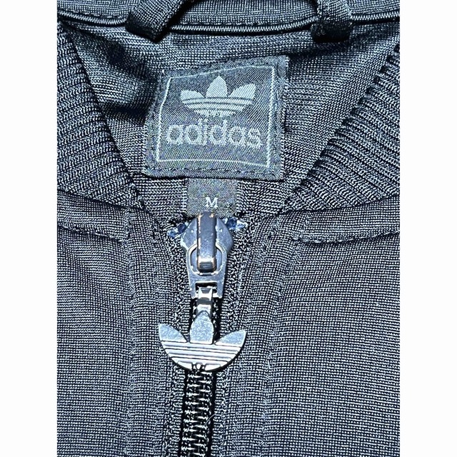 adidas(アディダス)の人気ブラック！背面ロゴ！adidas トラックジャケット　ジャージ メンズのトップス(ジャージ)の商品写真