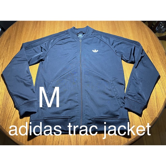 adidas(アディダス)の人気ブラック！背面ロゴ！adidas トラックジャケット　ジャージ メンズのトップス(ジャージ)の商品写真