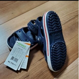 クロックス(crocs)の【新品・タグ付き】クロックス　キッズサンダル　サイズ18.5(サンダル)