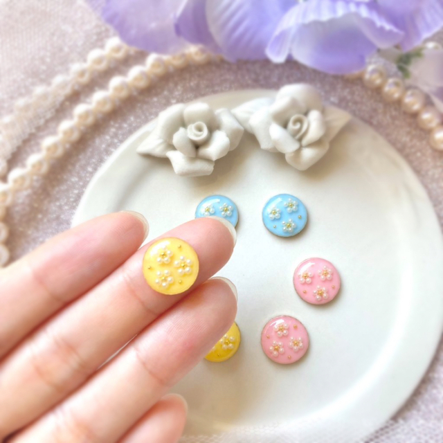 【SALE】パステルイエロー レトロなお花のピアス イヤリング デイジー ハンドメイドのアクセサリー(ピアス)の商品写真