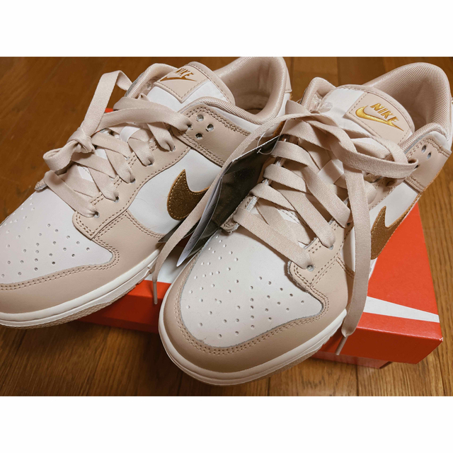 NIKE(ナイキ)のNIKE Dunk Low Gold Swoosh 新品 レディースの靴/シューズ(スニーカー)の商品写真