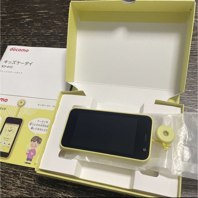 NTTdocomo(エヌティティドコモ)のドコモ docomo キッズケータイ KY-41C イエロー スマホ/家電/カメラのスマートフォン/携帯電話(携帯電話本体)の商品写真