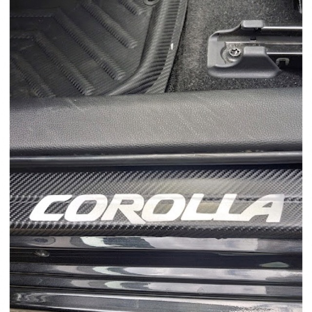 【新品】カローラ corolla ドアプロテクターガード　カーボンステッカー 自動車/バイクの自動車(車内アクセサリ)の商品写真
