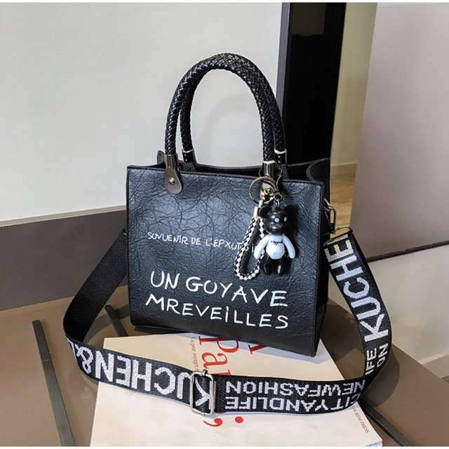 ショルダーバッグ　バッグ　ブラック　黒　アルファベット　ロゴ　スクエア　韓国 レディースのバッグ(ショルダーバッグ)の商品写真