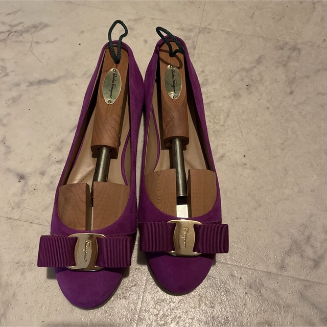 Salvatore Ferragamo(サルヴァトーレフェラガモ)のVARA サルヴァトーレ　フェラガモ　23.5cm レディースの靴/シューズ(ハイヒール/パンプス)の商品写真