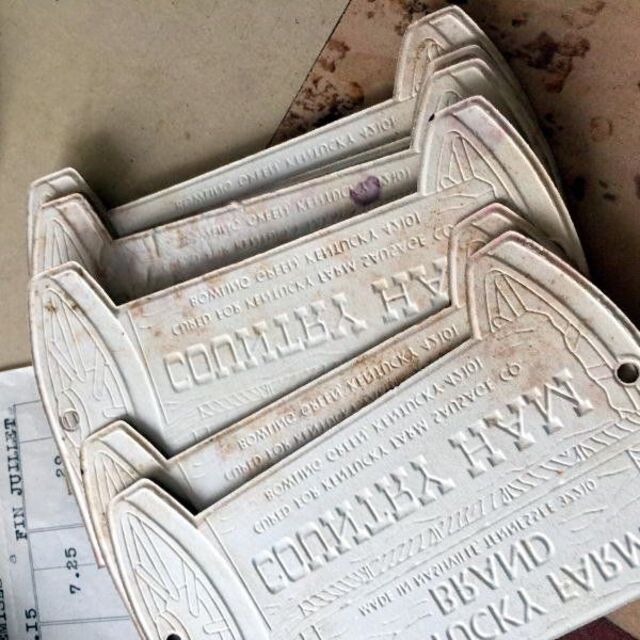 863・USA　ヴィンテージハムラベル５枚　アルミ製　エンボス刻印　海外雑貨 ハンドメイドの文具/ステーショナリー(しおり/ステッカー)の商品写真