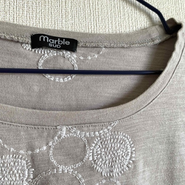 marble(マーブル)のmarble SUD マーブルシュッド ぶどう柄 刺繍Tシャツ レディースのトップス(Tシャツ(半袖/袖なし))の商品写真